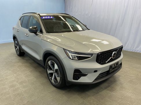 Certified 2024 Volvo XC40 B5 Core image 1