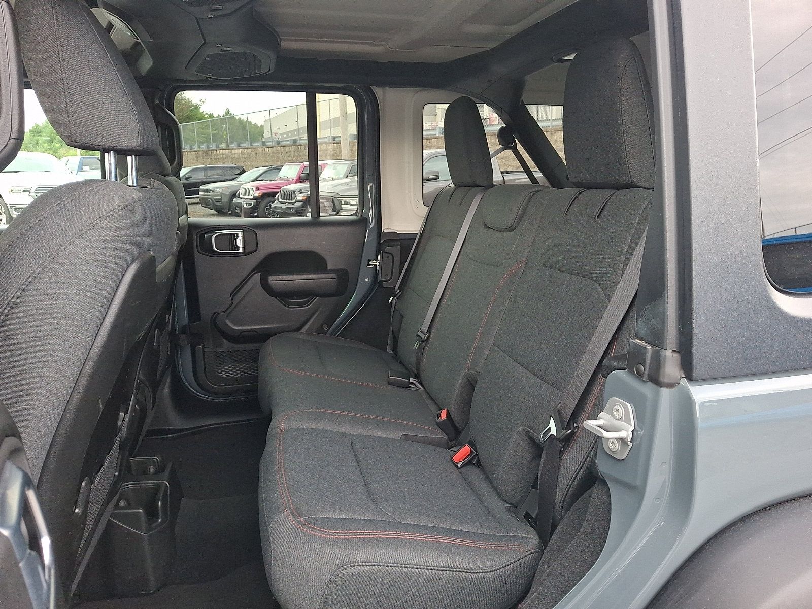 Used 2025 Jeep Wrangler Unlimited Rubicon w/ Convenience Group AWD/4WD image 10