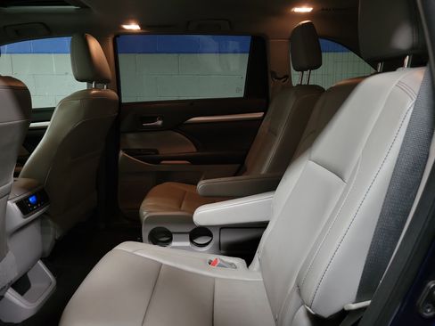 Used 2014 Toyota Highlander XLE image 11