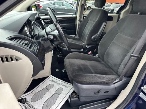 Used 2017 Dodge Grand Caravan SE w/ UConnect Hands-Free Group FWD image 14