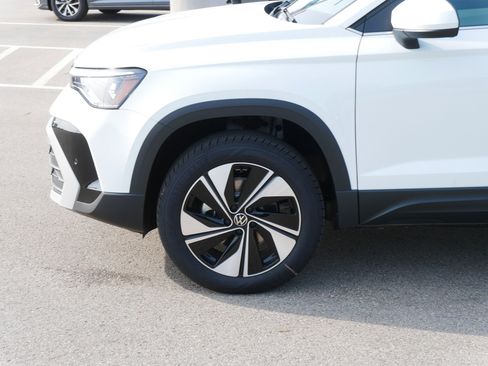 New 2025 Volkswagen Taos SE image 4