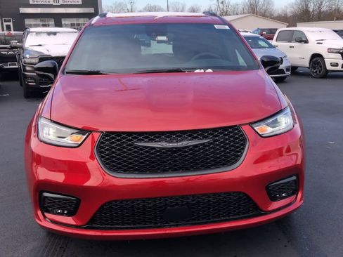 New 2026 Chrysler Pacifica Select image 3