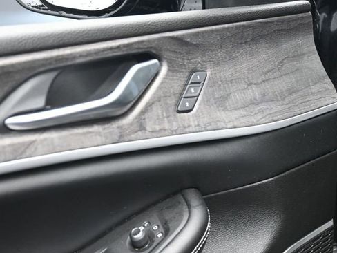 Used 2023 Jeep Grand Cherokee Limited w/ Black Appearance Package image 14