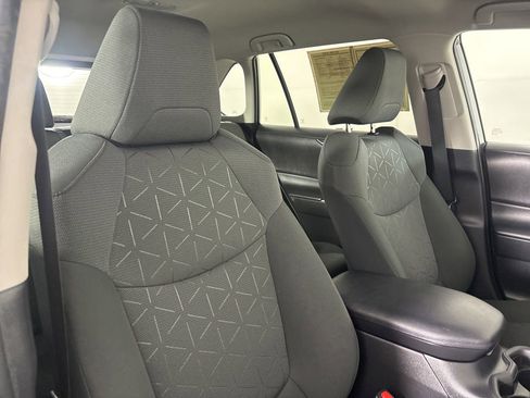 Used 2021 Toyota RAV4 XLE AWD/4WD image 26