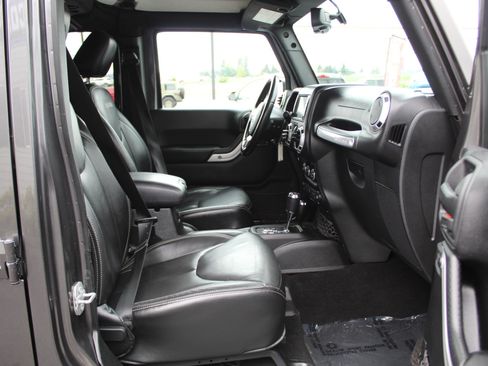 Used 2016 Jeep Wrangler Unlimited Sahara w/ Connectivity Group AWD/4WD image 23