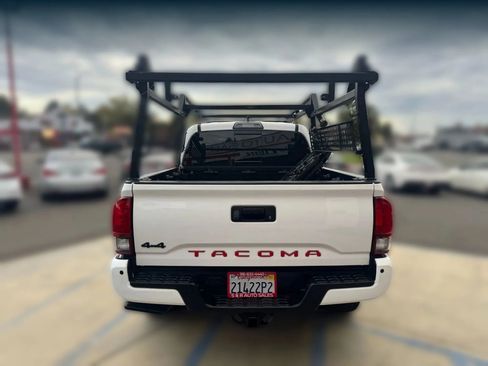 Used 2018 Toyota Tacoma TRD Off-Road image 5