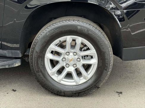 Used 2025 Chevrolet Suburban LT AWD/4WD image 10