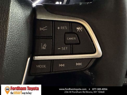 Used 2024 Toyota Highlander LE AWD/4WD image 19