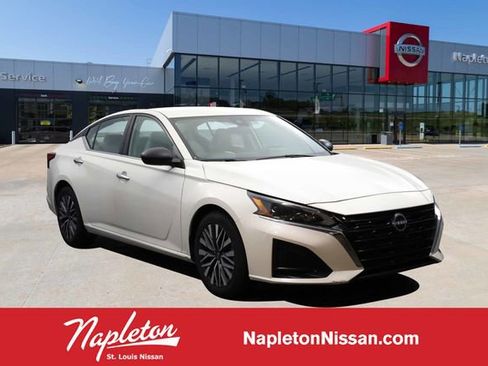 Used 2025 Nissan Altima 2.5 SV image 1