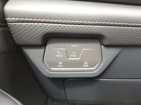 Certified 2025 Volkswagen Atlas SE image 26