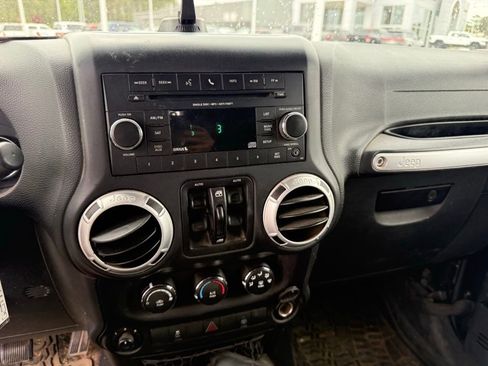 Used 2016 Jeep Wrangler Unlimited Sahara w/ Connectivity Group image 18