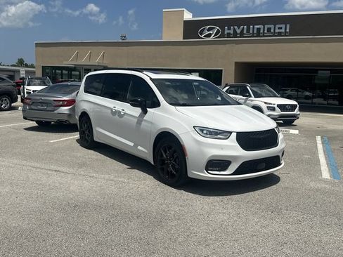 Used 2023 Chrysler Pacifica Limited w/ Uconnect Theater Family Group AWD/4WD image 4