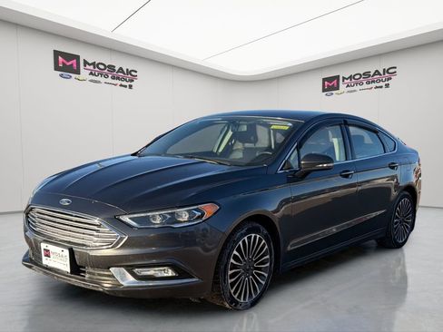 Used 2017 Ford Fusion SE w/ Fusion SE Technology Package image 3