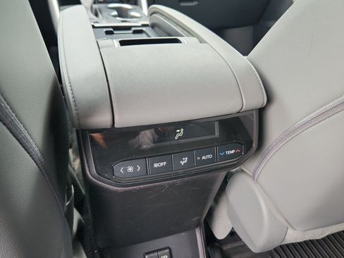 Used 2022 Toyota Highlander XLE AWD/4WD image 32