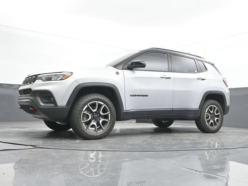 Used 2025 Jeep Compass Trailhawk AWD/4WD image 42