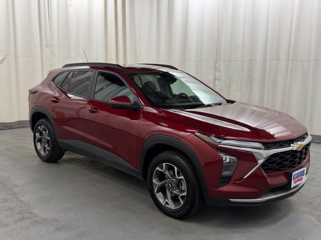 Used 2025 Chevrolet Trax LT FWD image 1