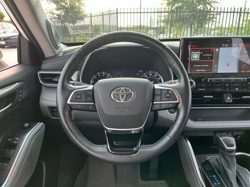 Used 2021 Toyota Highlander Platinum FWD image 18