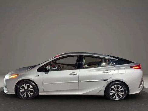Used 2017 Toyota Prius Prime Premium image 3