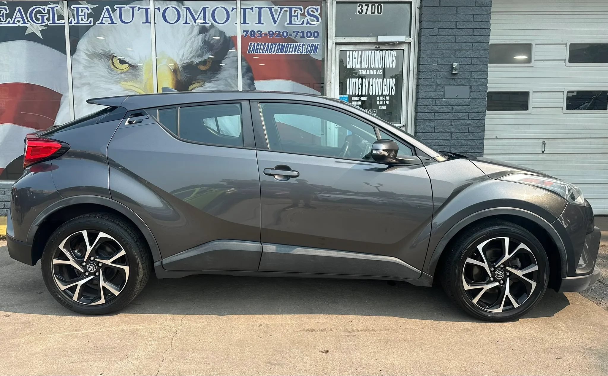 Used 2018 Toyota C-HR XLE FWD image 2