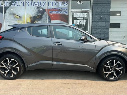 Used 2018 Toyota C-HR XLE FWD image 2