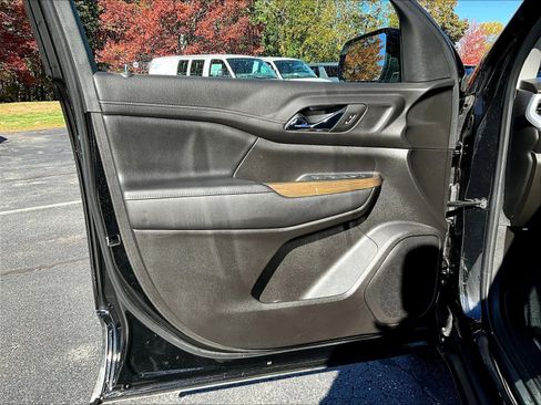 Used 2022 GMC Acadia SLE image 9