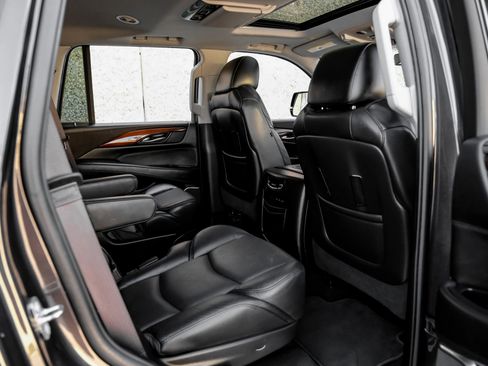 Used 2017 Cadillac Escalade Luxury image 36