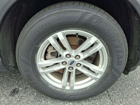 Used 2020 Ford Explorer XLT w/ Equipment Group 202A AWD/4WD image 9