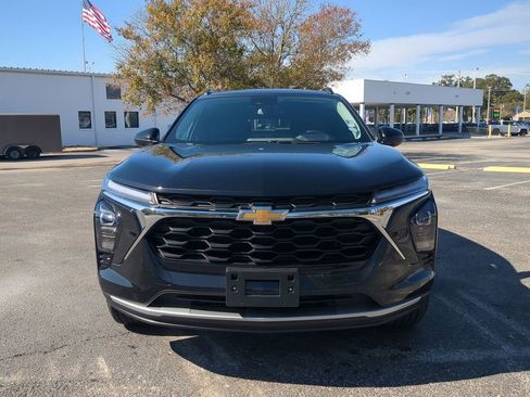 Used 2025 Chevrolet Trax LT w/ LT Convenience Package image 9