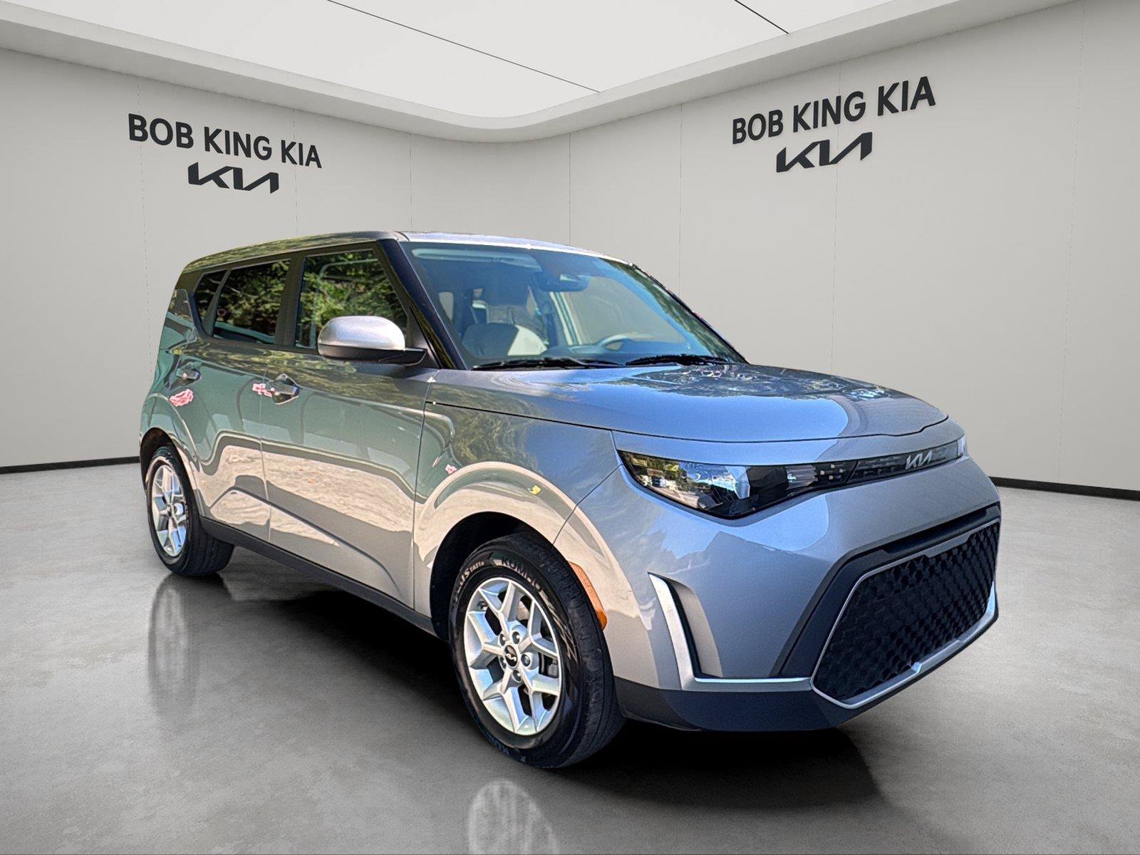 Used 2025 Kia Soul LX w/ LX Technology Package FWD image 7