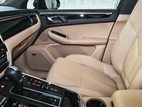 Used 2025 Porsche Macan image 43