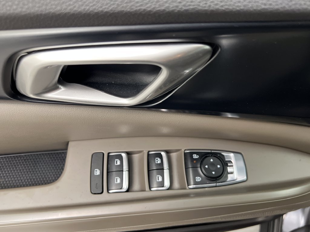 Used 2025 Kia Carnival FWD image 18