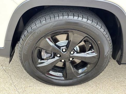 Used 2019 Jeep Cherokee Latitude Plus FWD image 12