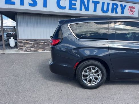 Used 2021 Chrysler Pacifica Touring FWD image 13
