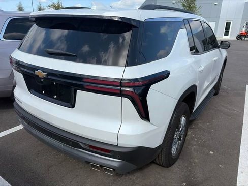 Used 2025 Chevrolet Traverse LT FWD image 8