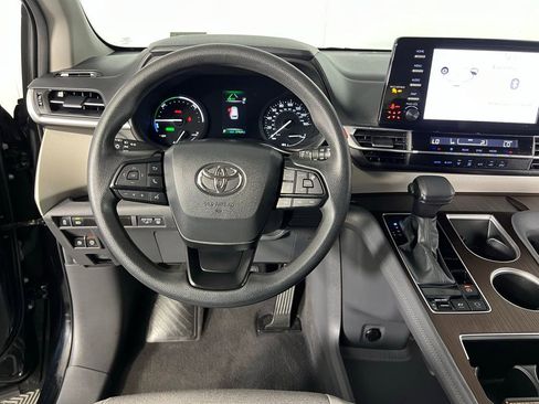 Used 2024 Toyota Sienna LE image 14
