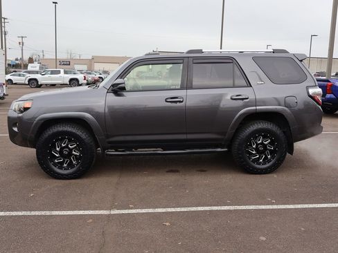 Used 2020 Toyota 4Runner SR5 Premium image 3