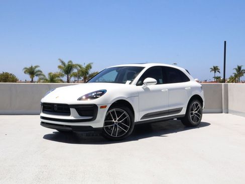 Certified 2025 Porsche Macan AWD/4WD image 1