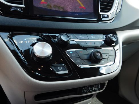 Used 2024 Chrysler Pacifica Touring-L FWD image 21