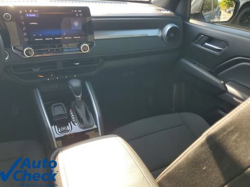 Used 2024 Chevrolet Colorado LT RWD image 15