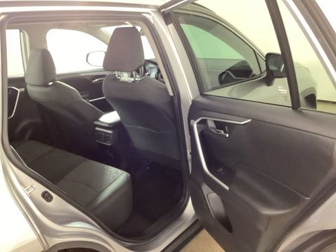 Used 2020 Toyota RAV4 XLE AWD/4WD image 19