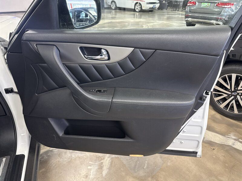 Used 2017 INFINITI QX70 AWD w/ Premium Package image 19