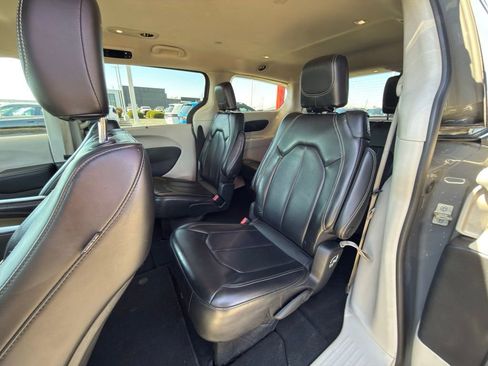 Used 2023 Chrysler Pacifica Touring-L image 26