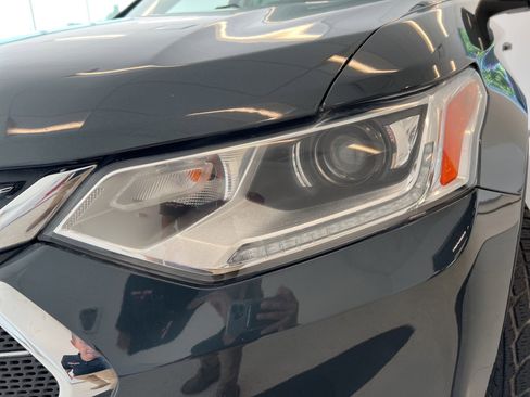 Used 2021 Chevrolet Traverse LT image 47