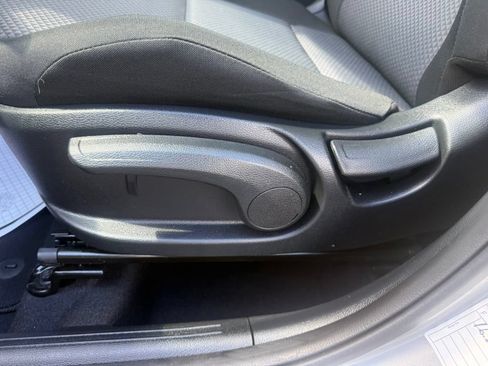 Used 2025 Kia Soul LX w/ LX Technology Package FWD image 18