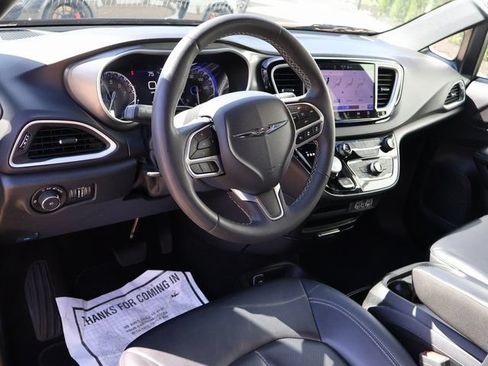 Used 2025 Chrysler Pacifica Select FWD image 24