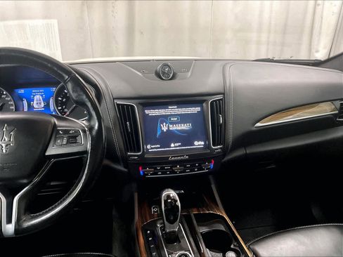 Used 2018 Maserati Levante GranLusso image 18
