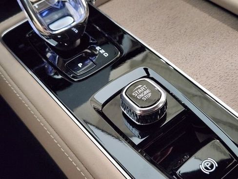 New 2026 Volvo XC90 B6 Plus w/ Protection Package Premier image 21