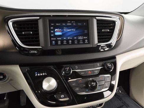 Used 2021 Chrysler Voyager Lxi FWD image 17