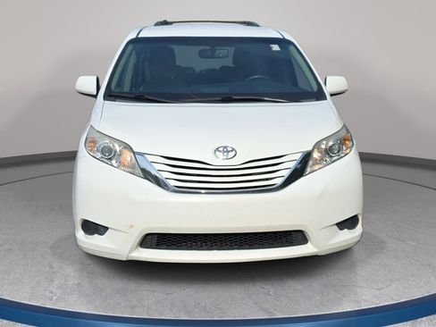 Used 2015 Toyota Sienna LE image 4