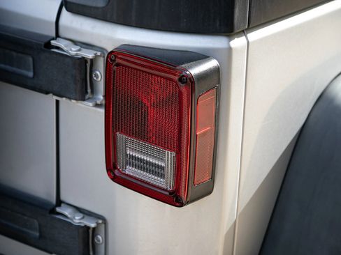 Used 2012 Jeep Wrangler Unlimited Rubicon w/ Connectivity Group image 9